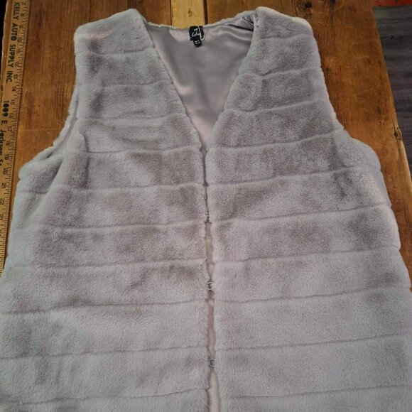 Echo Furry Soft Vest - Picture 1 of 5